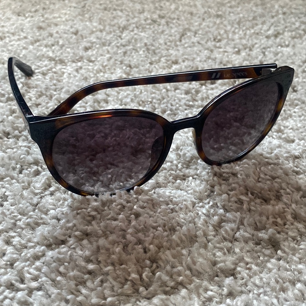 Le Specs tortoise shell sunglasses (frame are 2 in x 2 in)